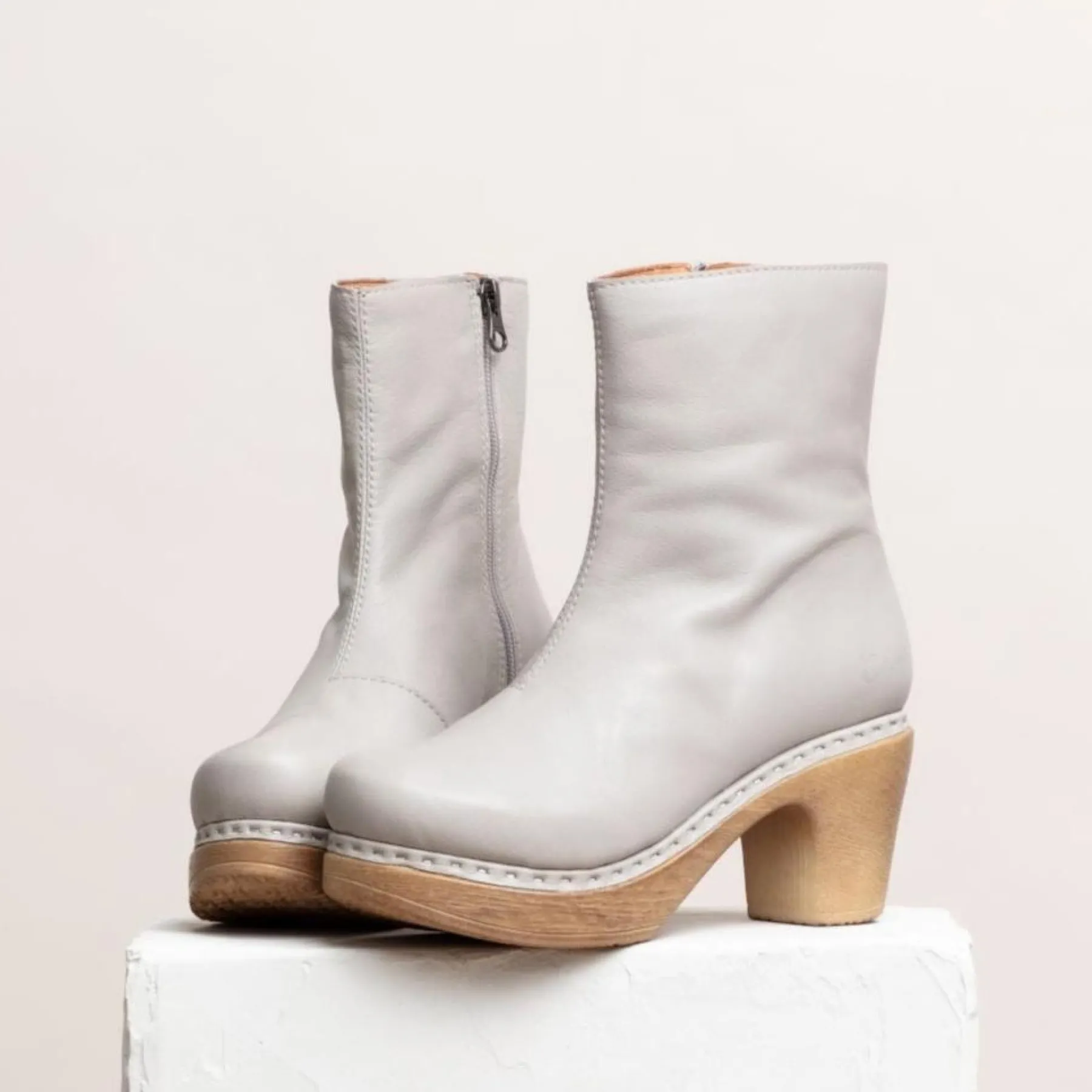 Calou Stockholm Sale/archive^Molly Pearl